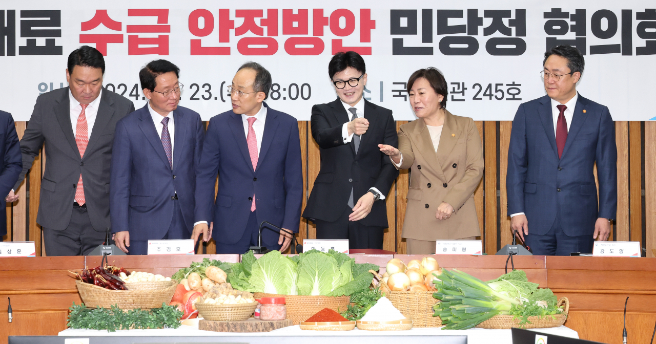 국민의힘 한동훈 대표(오른쪽 세번째)가 23일 오전 국회에서 열린 김장재료 수급 안정 방안 민당정 협의회에서 송미령 농림축산식품부 장관과 대화하고 있다. [연합]