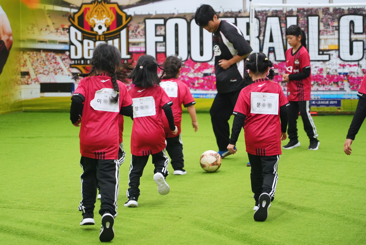 한투證, FC서울과 '행복나눔 어린이 축구교실' 개최 [투자360]