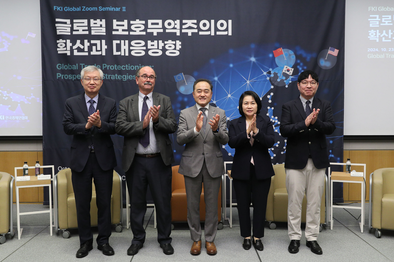 이태호(왼쪽부터) 법무법인 광장 고문, 버나드 호크먼 유럽대학연구소 교수, 정철 한국경제인협회 연구총괄대표 겸 한국경제연구원 원장, 유명희 서울대 교수, 이시욱 대외경제정책연구원 원장이 23일 서울 여의도 FKI타워 컨퍼런스센터에서 열린 ‘글로벌 보호무역주의의 확산과 대응방향’ 세미나에 참석해 기념촬영을 하고 있다. [한국경제인협회 제공]