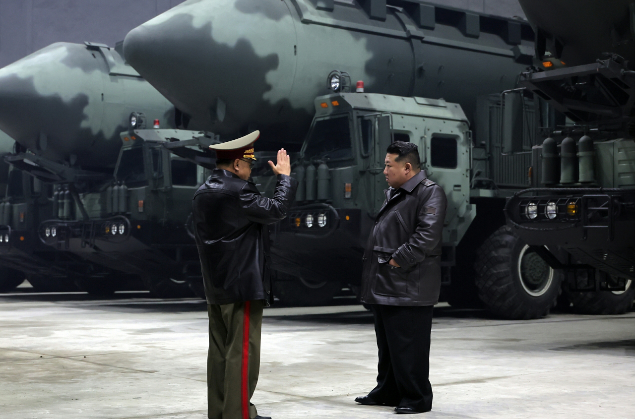 김정은 북한 국무위원장이 북한군의 러시아 지원을 위한 우크라이나 전쟁 파병 정황이 드러난 가운데 대륙간탄도미사일(ICBM)을 비롯한 전략무기를 운용하는 ‘전략미사일기지’들을 찾았다. [평양 노동신문=뉴스1]