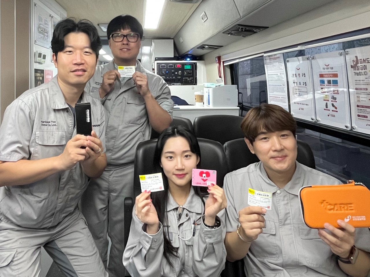 2024 하반기 생명나눔 헌혈캠페인에 참여한 한국타이어 임직원들이 기념사진을 촬영하고 있다. [한국타이어 제공]