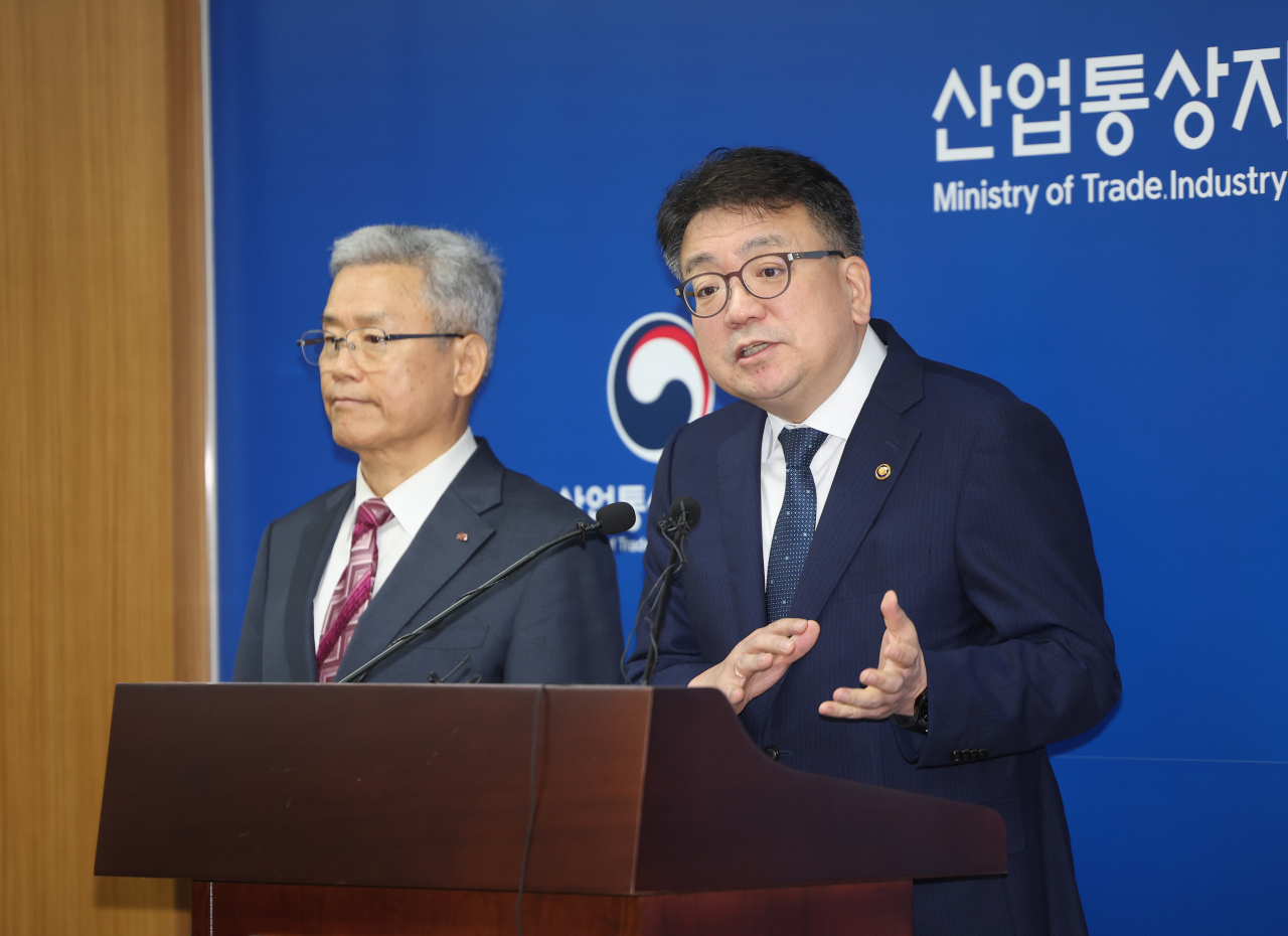 23일 오전 정부세종청사 산업통상자원부 기자실에서 최남호(오른쪽) 산업통상자원부 2차관과 김동철 한국전력 사장이 전기요금 인상 관련 브리핑을 하고 있다. [연합]