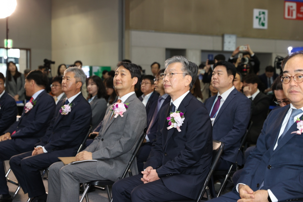 안덕근(왼쪽 세번째부터) 산업통상자원부 장관과 유정열 코트라 사장이 23일 열린 '2024 수출 붐업코리아 위크' 행사에 참석했다. [코트라 제공]