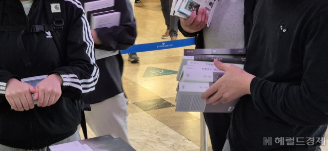 한강 작가의 노벨문학상 수상 사실이 알려진 이튿날인 지난 11일, 서울 광화문 교보문고에서 시민들이 한강 작가의 책을 구매하고 있다. 김용재 기자