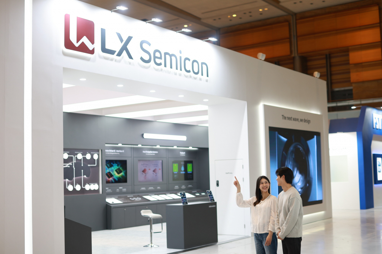 LX세미콘이 서울 코엑스에서 열리는 ‘반도체 대전(SEDEX) 2024’에 참가해 디스플레이 IC를 비롯해 미래 성장동력으로 육성 중인 차량용 반도체와 방열기판 등을 선보였다. [LX세미콘 제공]