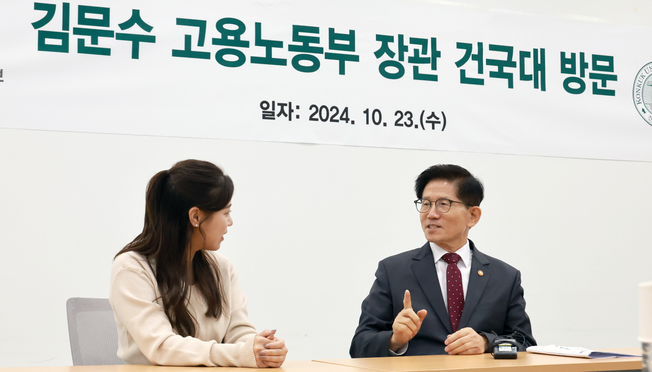 김문수 고용노동부 장관이 건국대학교 대학일자리플러스센터를 방문해 취업준비생과 대화를 나누고 있다. [고용노동부 제공]
