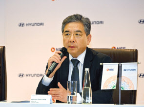 장재훈 현대자동차 사장이 22일(현지시간) 인도 뭄바이 NSE 에서 열린 현대차 인도법인 증시 상장 기념식 직후 취재진과 가진 인터뷰에서 발언하고 있다. [현대차 제공]