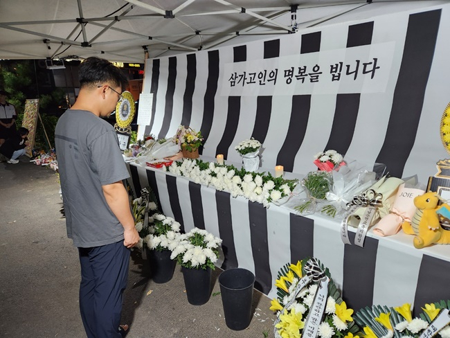 지난 달 30일 순천 여학생 살해 현장에 마련된 분향소에 시민들이 고인을 추모하고 있다. /박대성 기자.