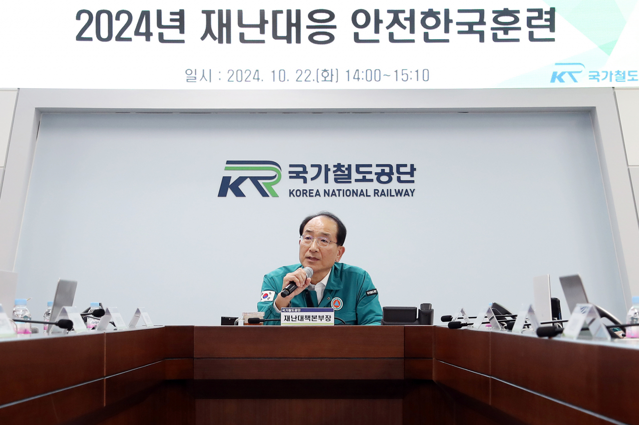 이성해 국가철도공단 이사장이 22일 공단 본사 재난대책상황실에서 ‘2024년 재난대응 안전한국훈련’ 전 과정을 실시간 모니터링하며 지휘·통제하고 있다. [국가철도공단]