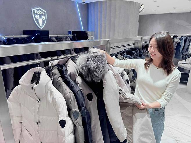 롯데백화점에서 패딩을 구경하는 모습. [롯데백화점 제공