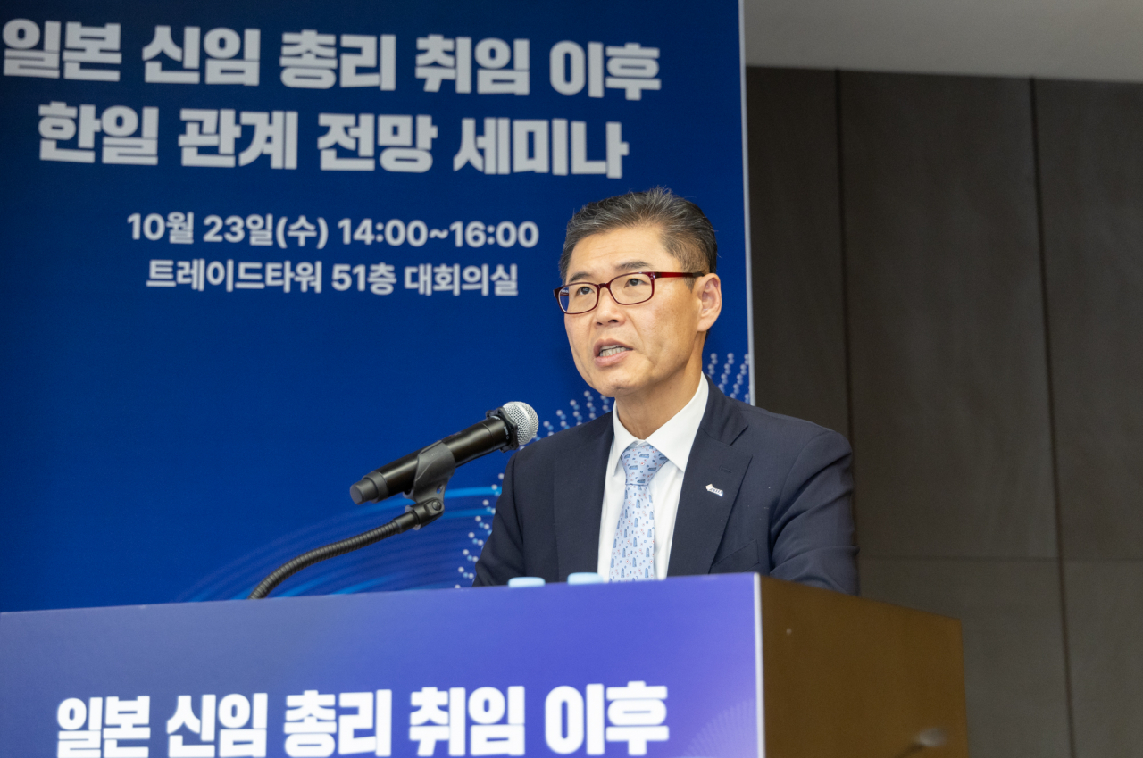 23일 열린 '일본 신임 총리 취임 이후 한일 관계 전망 세미나'에서 한국무역협회 김기현 국제협력본부장이 개회사를 하고 있다. [무역협회 제공]
