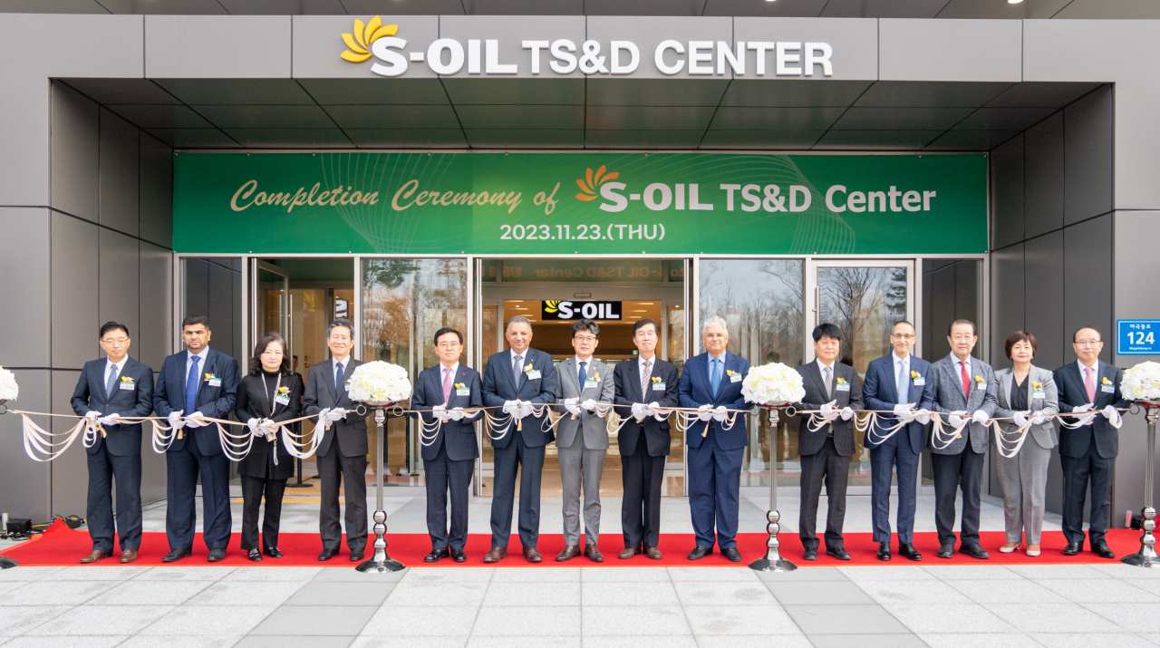 지난해 11월 진행된 S-OIL TS&D센터 준공식에서 안와르 알 히즈아지(왼쪽 여섯번째) S-OIL CEO가 참석자들과 테이프 컷팅식을 하고 있다. [S-OIL 제공]