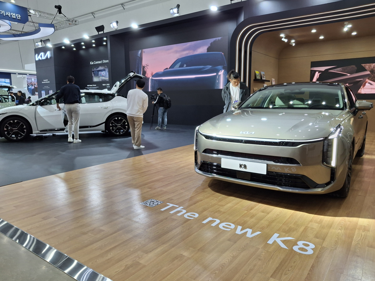 기아가 DIFA2024 현장에 마련한 부스에 전시된 K8 HEV. 대구=김성우 기자