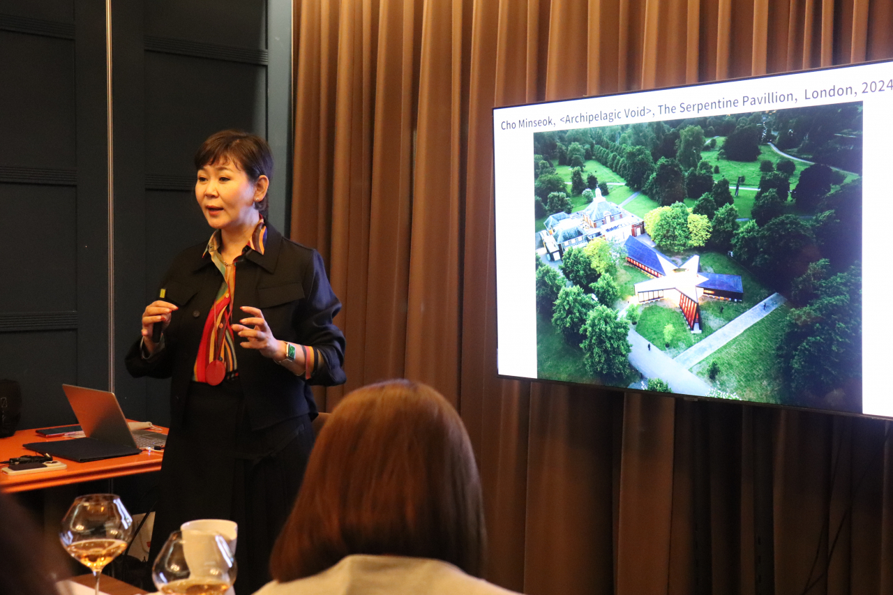 Lee Ji-yoon, CEO of SUUM Project, gives a lecture at the CICI-KoreaCQ forum on Tuesday at Yido Cheongdam in Seoul. (CICI)