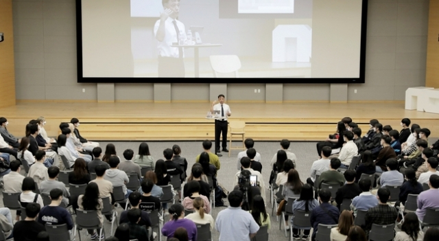 엔씨소프트 김택진 대표가 신입 사원들과 대화를 하고 있는 모습 [사진, 엔씨소프트]
