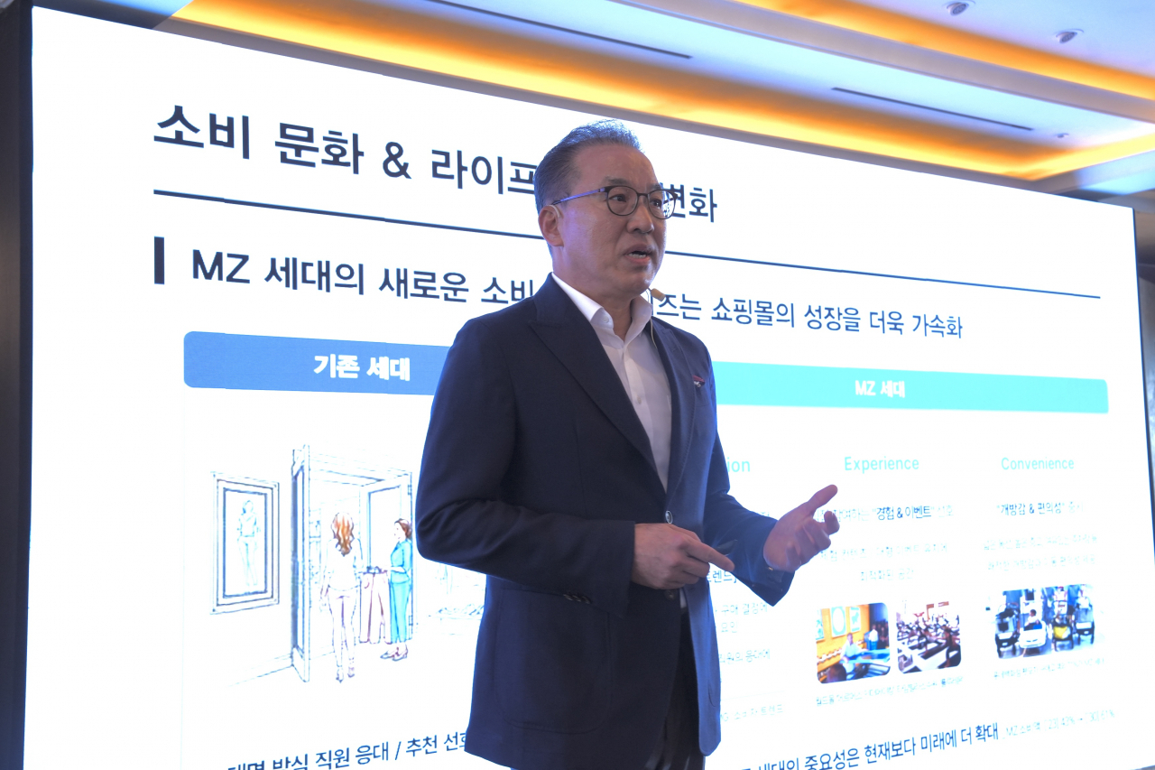 정준호 롯데백화점 대표가 기자 간담회에서 롯데백화점 쇼핑몰 사업 전략을 설명하고 있다. [롯데쇼핑 제공]