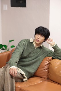 Lee Seung-yoon presents his defiant world with ‘Yeok Seong’