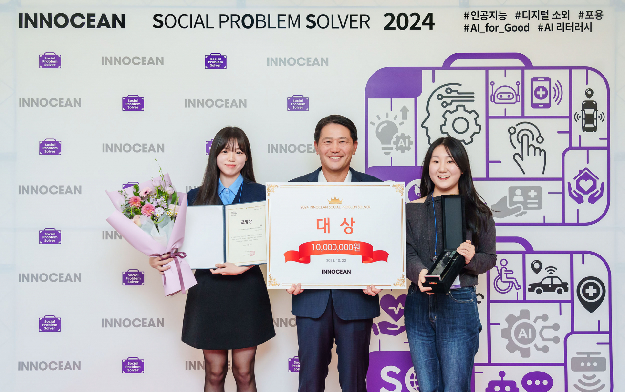 이용우(가운데) 이노션 대표이사와 ‘S.O.S(Social Problem Solver) 프로그램’ 대상을 수상한 한국예술종합학교 학생팀이 서울 강남구 이노션 본사에서 열린 시상식에서 기념촬영하고 있다. [이노션 제공]