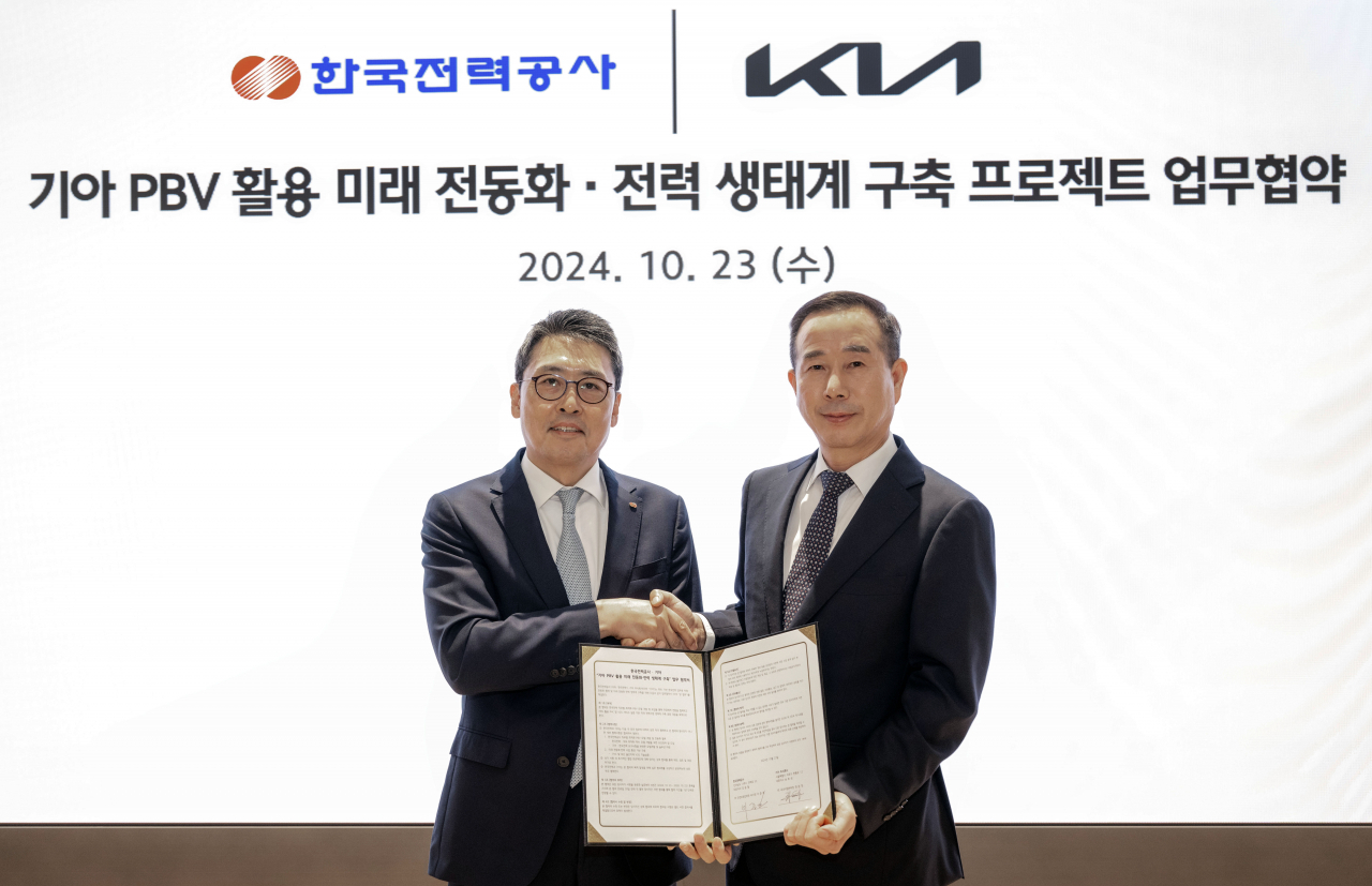 이준호(왼쪽부터) 한국전력공사 안전&영업배전 부사장과 정원정 기아 국내사업본부장이 업무협약(MOU)을 체결하고 기념사진을 촬영하고 있다. [기아 제공]