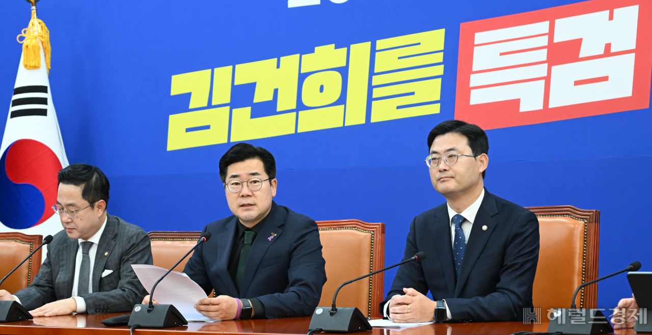 박찬대 더불어민주당 원내대표가 24일 오전 서울 여의도 국회에서 열린 국정감사대책회의에 참석해 모두발언을 하고 있다. 이상섭 기자