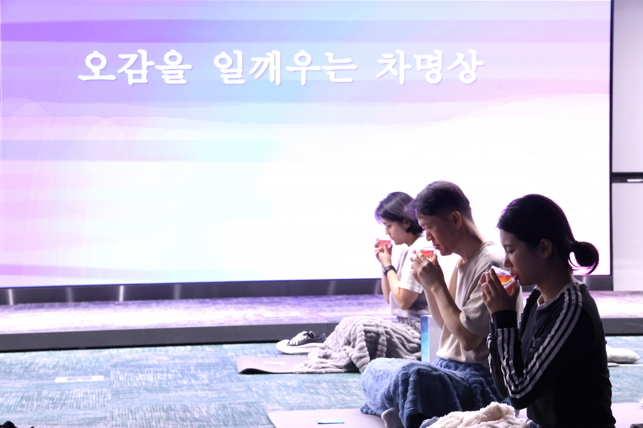 일과 후 사옥 대강당에 모여 ‘차(茶) 명상’ 중인 현대그룹 임직원 [현대그룹 제공]