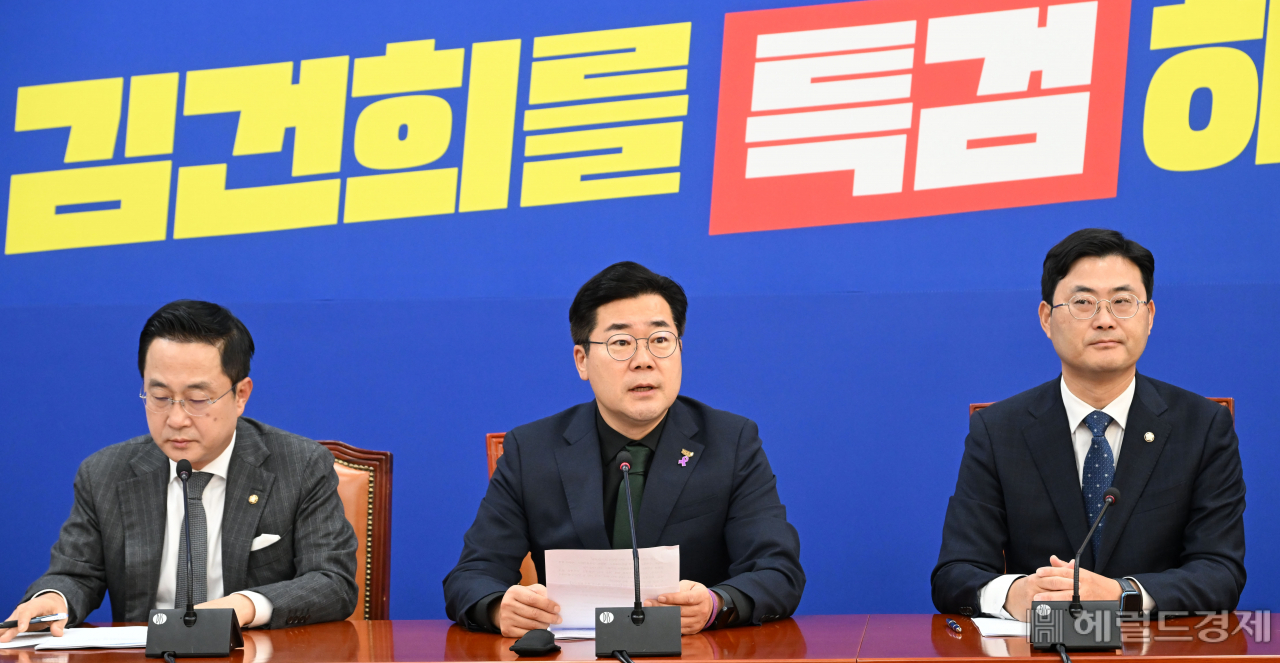 박찬대 더불어민주당 원내대표가 24일 오전 서울 여의도 국회에서 열린 국정감사대책회의에 참석해 모두발언을 하고 있다. 이상섭 기자
