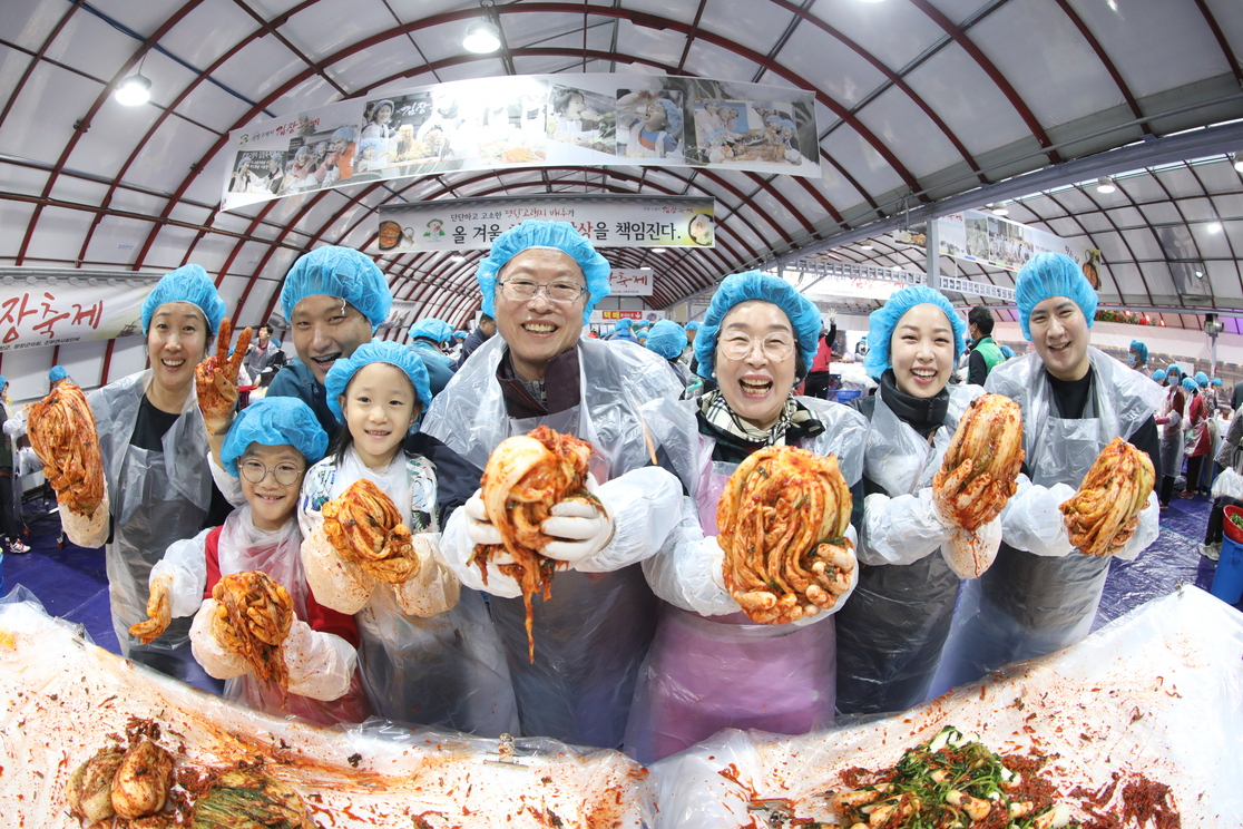 “우리 아기들, 올 겨울 김치걱정 안해도 되겠다” 평창서 김장하는 남녀노소의 미소.