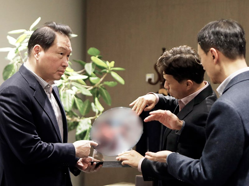 올 1월 최태원(왼쪽) SK그룹 회장이 SK하이닉스 이천캠퍼스에서 곽노정(오른쪽 두 번째) SK하이닉스 사장 등 주요 경영진으로부터 고대역폭메모리(HBM) 웨이퍼에 대한 설명을 듣고 있다. [SK 제공]