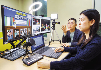 최시은(오른쪽) 삼성물산 리조트부문 파크기획그룹 프로가 허성 경험혁신아카데미 프로의 가이드에 따라 스타디움에 올릴 ‘에버랜드 가을축제 이야기’를 녹화하고 있다. [삼성물산 제공]