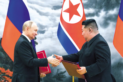 6월 19일 북한 평양 금수산 영빈관에서 ‘포괄적 전략 동반자 조약’을 체결한 뒤 악수를 나누는 블라디미르 푸틴(왼쪽) 러시아 대통령과 김정은 북한 국무위원장 [EPA]