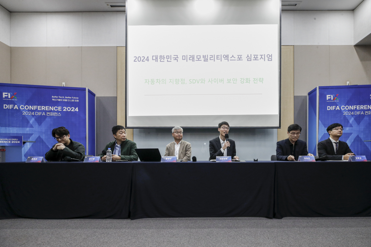 한국자동차기자협회 심포지엄에서 패널 토론이 진행중이다. [한국자동차기자협회 제공]