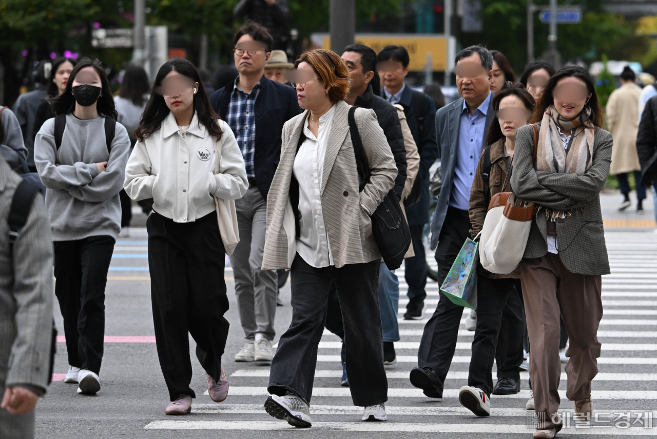 전국적으로 쌀쌀한 날씨를 보이고 있는 21일 오전 서울 종로구 세종대로 사거리에서 시민들이 외투를 입고 출근길을 서두르고 있다. 임세준 기자