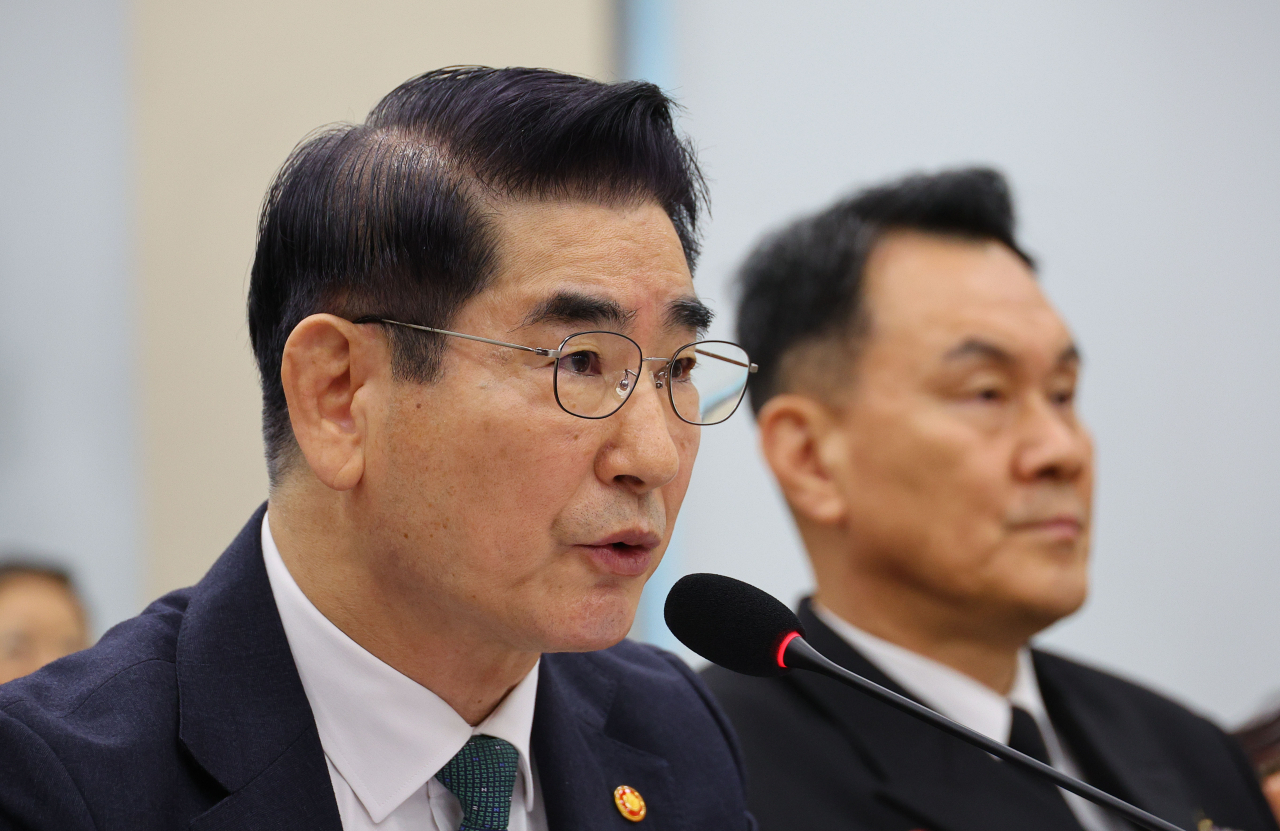 김용현 국방부 장관이 24일 오전 서울 국회에서 열린 국방위원회 국정감사에서 의원 질의에 답하고 있다. [연합]