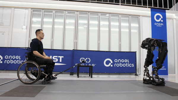 공경철 KAIST 교수팀이 개발한 하반신마비 장애인용 웨어러블 로봇 워크온슈트F1 시연 모습.[KAIST 제공]