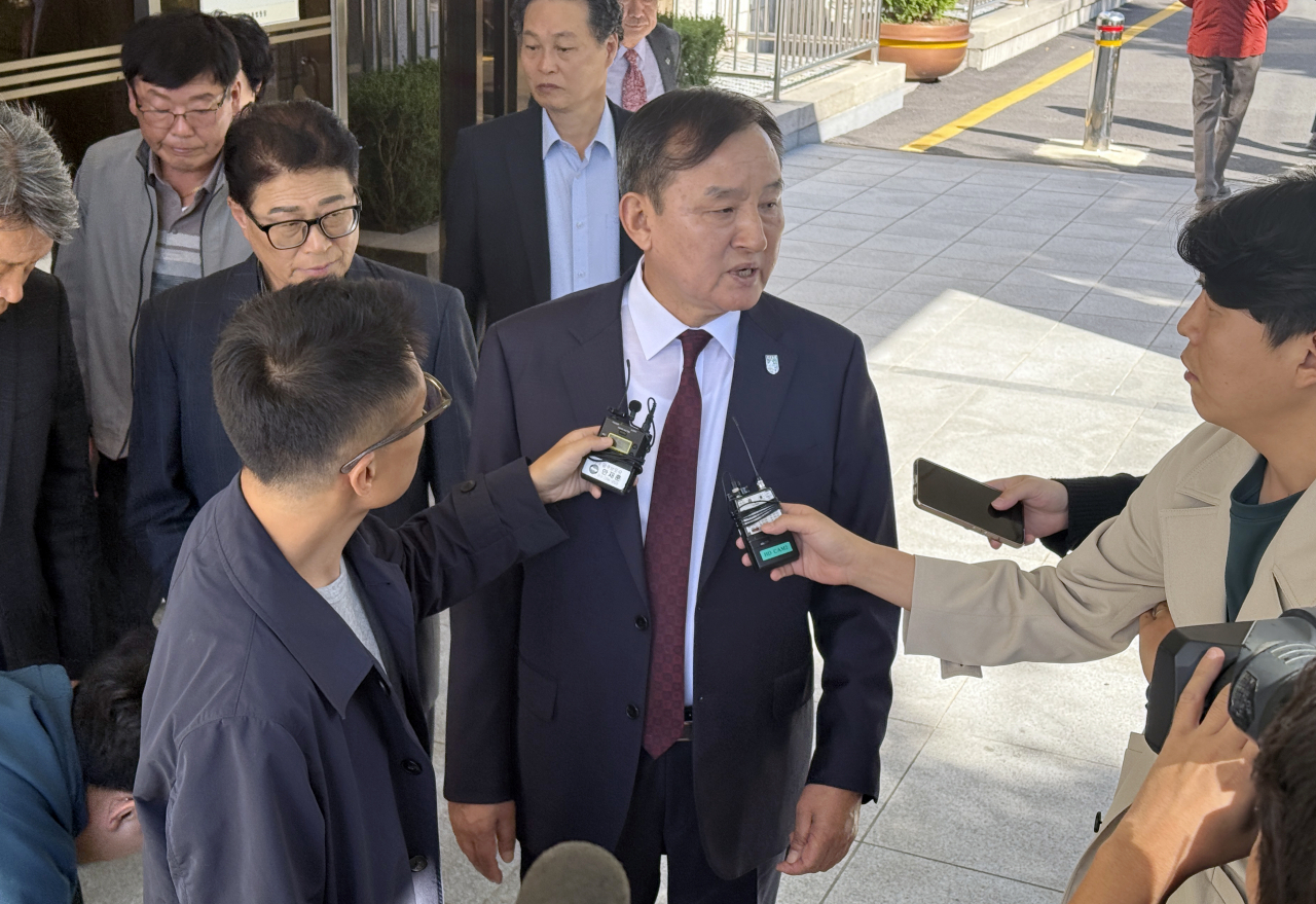 이병노 전남 담양군수가 24일 오후 광주고법에서 항소심 당선무효형을 선고받고, 대법원 상고 입장을 밝히고 있다. 연합뉴스