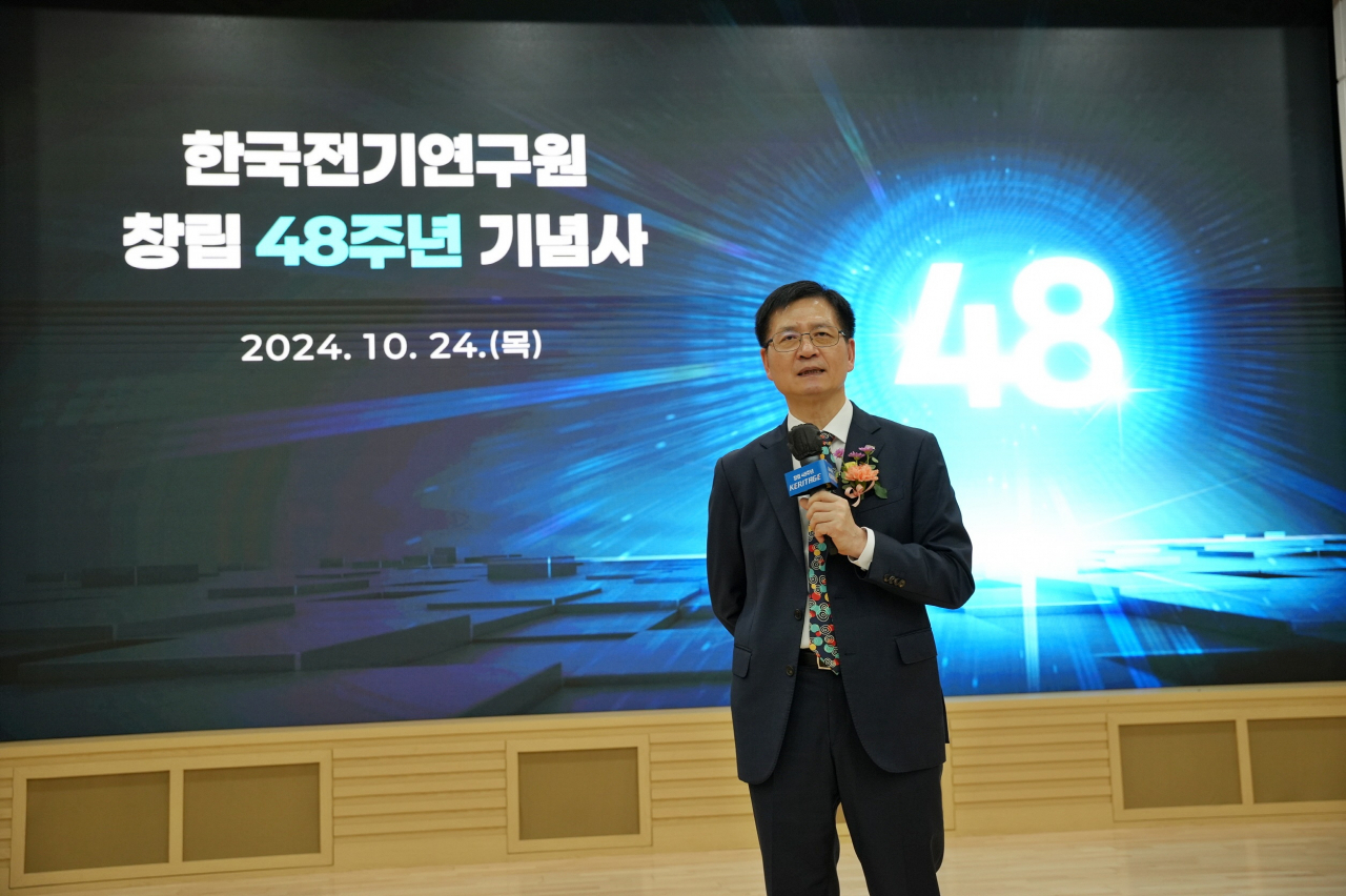 김남균 한국전기연구원 원장이 24일 열린 창립 48주년 기념식에서 기념사를 전하고 있다.[한국전기연구원 제공]