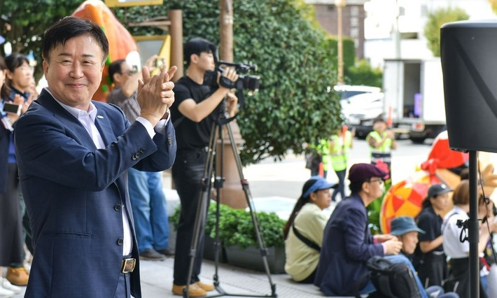 정기명 여수시장이 행사장에서 박수를 치고 있다.