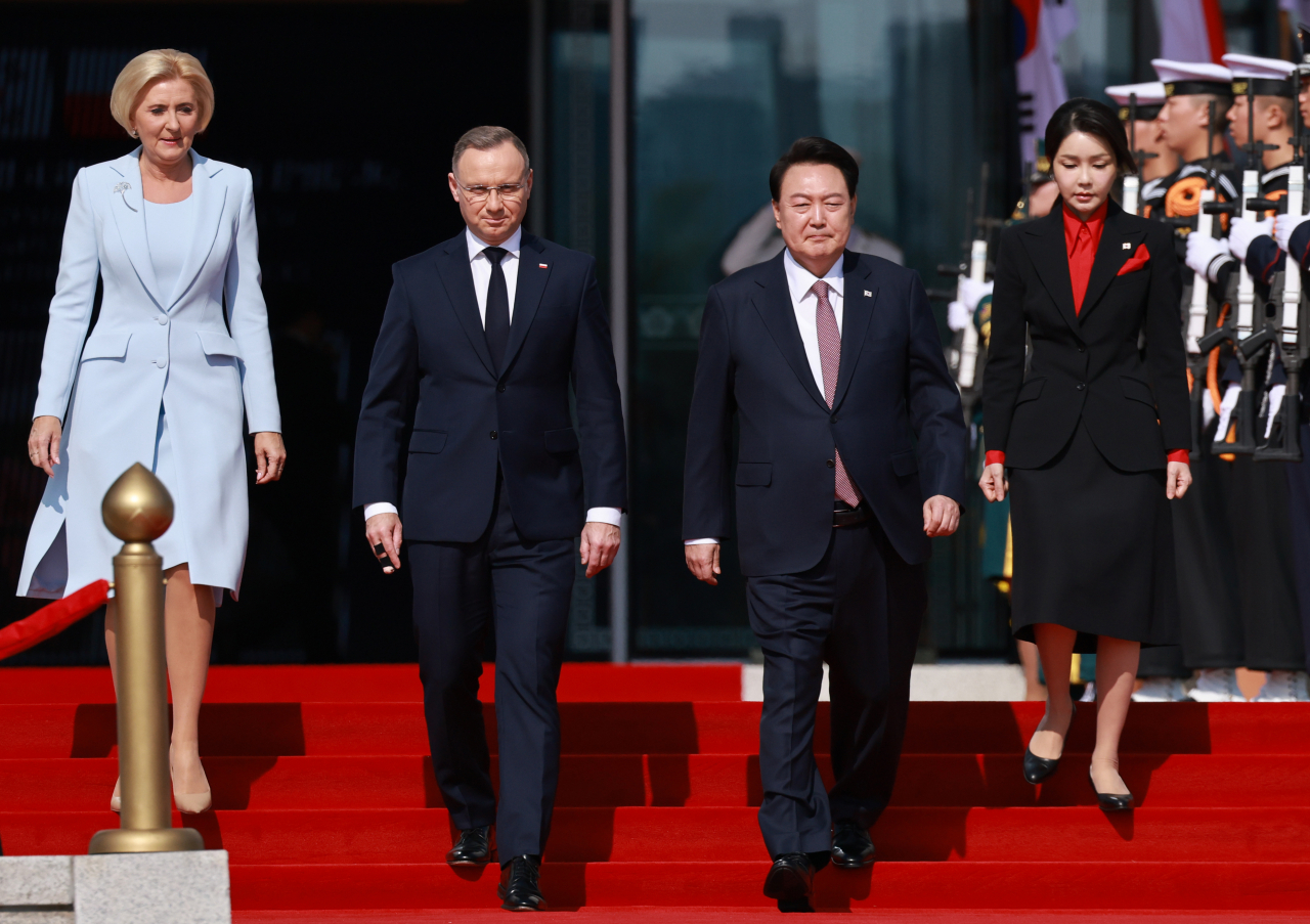 President Yoon Suk Yeol (second from right), first lady Kim Keon Hee (right) Polish President Andrzej Duda (second from left) and his wife Agata Kornhauser-Duda (left) walk on the red carpet at Yoon's office as Yoon receives Duda on a state visit to South Korea on Thursday. (Pool photo via Yonhap)