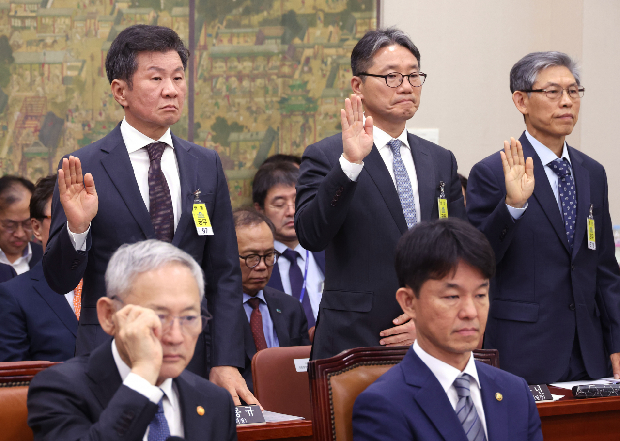 24일 국회에서 열린 문화체육관광위원회의 종합 국정감사에 출석한 정몽규 대한축구협회장(맨 왼쪽)이 증인 선서를 하고 있다. 앞은 유인촌 문체부 장관. [연합]