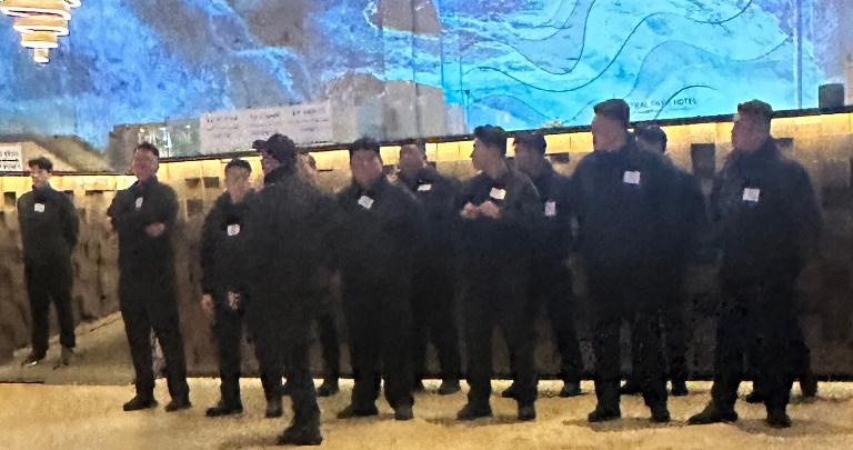 지난 23일 송도 센트럴파크호텔에 대한 동산 압류를 위해 iH(인천도시공사)의 신청으로 법원의 강제집행에 동원된 집행관들이 호텔 로비에 모여들고 있다.