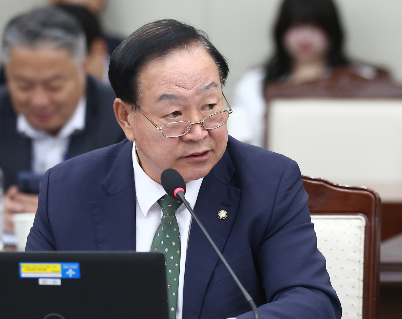 한기호 국민의힘 의원이 신원식 국가안보실장에게 러시아에 파병된 북한군을 공격하자고 제안하는 문자가 24일 국회 국방위원회 종합 국정감사 과정에서 카메라에 포착되면서 여야가 공방을 벌였다. 사진은 한기호 의원. [연합]