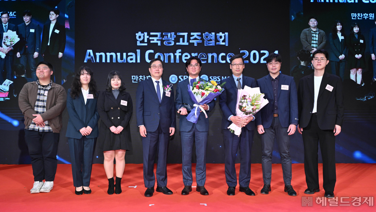 헤럴드경제의 ‘그 회사, 한국 기업이었다면?’ 시리즈가 24일 서울 중구 웨스틴조선호텔에서 열린 ‘2024 한국광고주대회’에서 올해의 신문기획상을 수상했다. 김성우(왼쪽부터)·김은희 산업부 기자, 정윤희 산업부 차장, 이태길 한국광고주협회 경제홍보위원장, 신창훈 편집국장, 권남근 산업부장, 정태일 산업부 재계팀장, 김현일 산업부 기자가 수상 후 기념촬영을 하고 있다. 임세준 기자