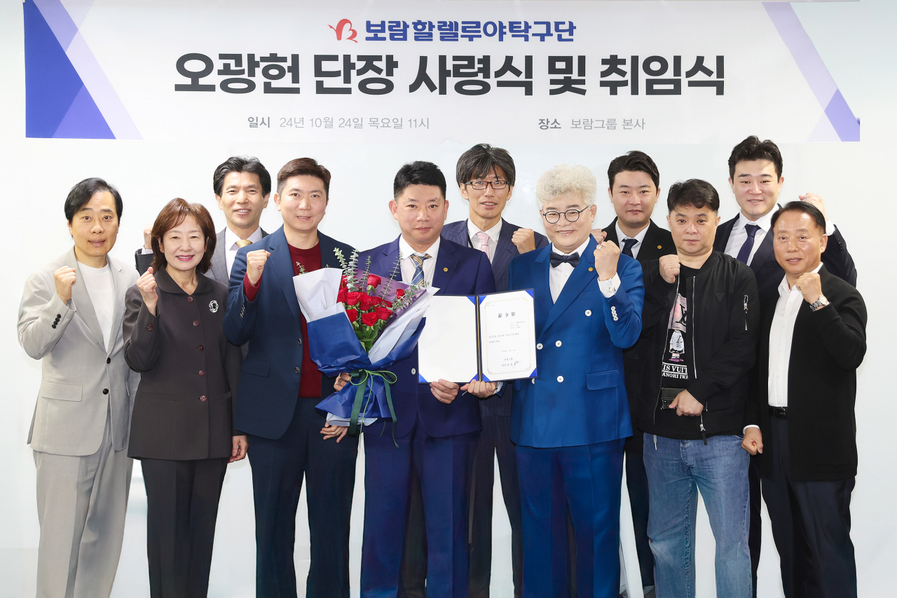 최철홍 보람그룹 회장(우측 세 번째)과 오광헌 보람할렐루야 신임 단장(우측 네 번째)이 보람그룹 관계자들과 유승민 전 대한탁구협회 회장, 유남규 한국실업탁구연맹 실무부회장 등과 함께 기념촬영을 하고 있다. [보람그룹 제공]