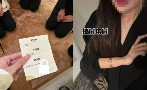 일본 펜디 매장 직원들이 중국 여성 고객 앞에 무릎을 꿇고 사과하는 모습[SCMP 캡처]