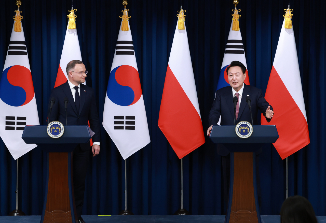 윤석열 대통령과 안제이 두다 폴란드 대통령이 24일 서울 용산 대통령실에서 열린 한·폴란드 공동언론발표에서 취재진의 질문을 받고 있다. [연합]