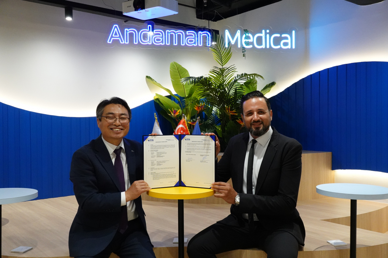 김현철 KTR 원장(왼쪽)이 24일(현지시간) 싱가포르 Andaman Medical 므라드 콜티 대표와 상호협력 관계 구축을 위한 업무협약을 체결한 후 기념촬영을 하고 있다. [KTR 제공]