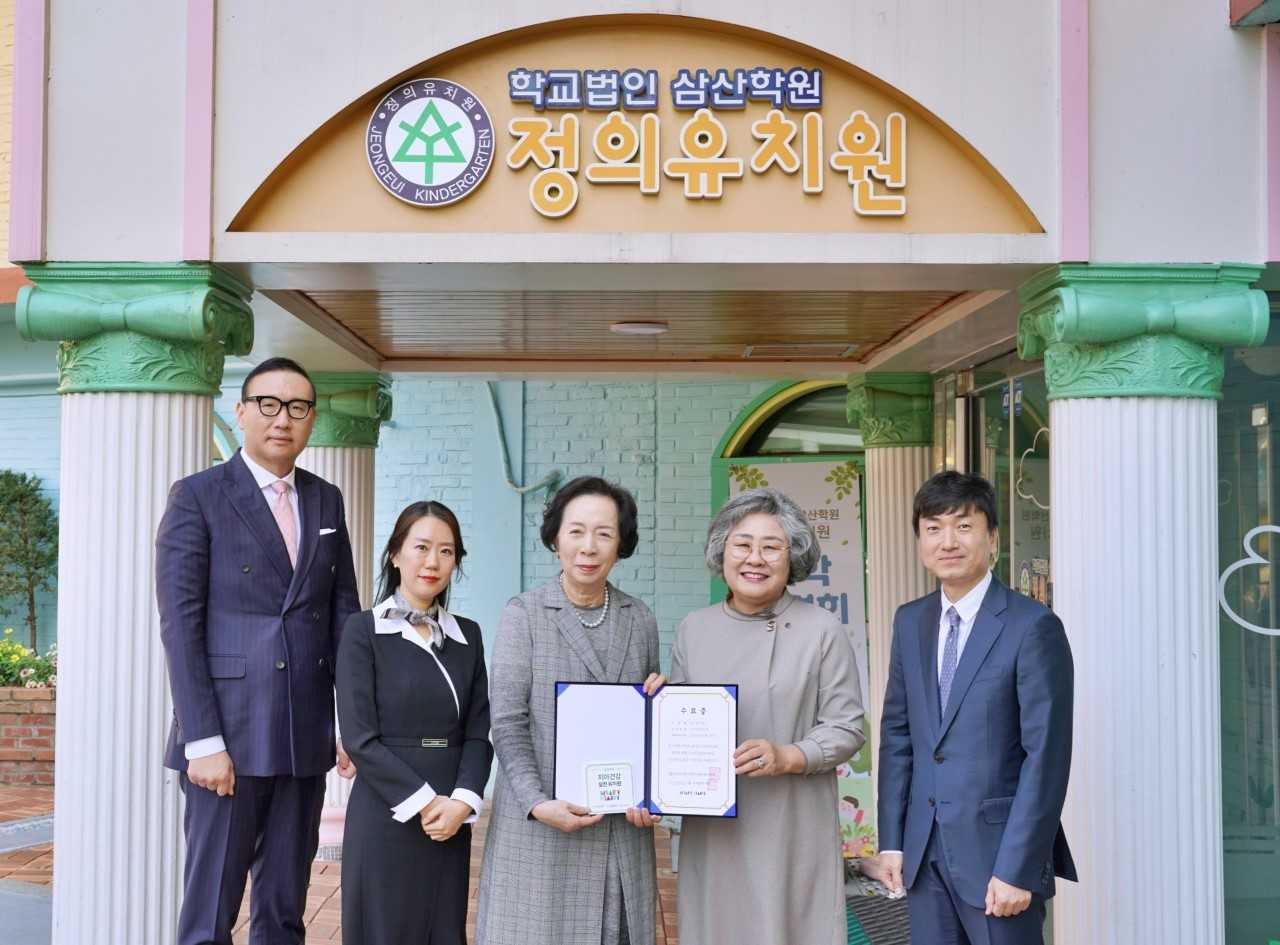 배성우(왼쪽부터) 롯데웰푸드 마케팅본부장, 육정은 정의유치원 부원장, 김영희 정의유치원 원장, 황윤숙 대한치과위생사협회장, 이병진 충치예방연구회장이 기념촬영을 하고 있다. [롯데웰푸드 제공]