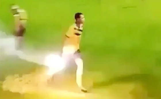 벨기에의 한 축구선수가 관중이 던진 폭죽을 줍던 중 손안에서 폭죽이 던져 손가락이 절단됐다. tuoitre 캡처