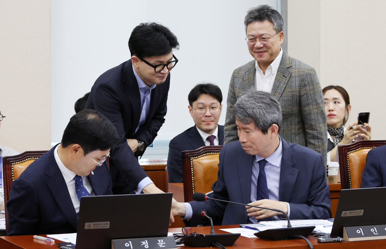 한동훈 국민의힘 대표가 24일 오후 국정감사가 열리고 있는 국회 정무위원회를 방문해 이인영 더불어민주당 의원과 인사하고 있다. [연합]
