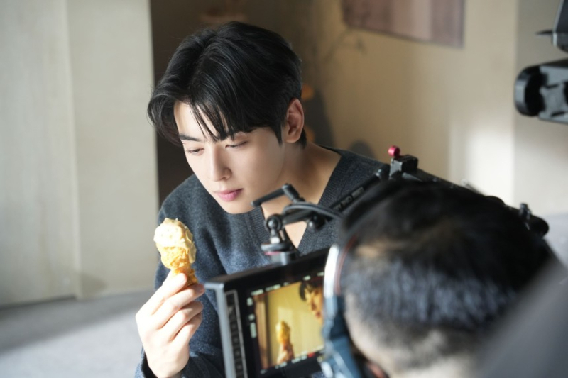 노랑통닭 모델 가수 차은우. [노랑통닭]